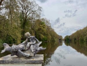 Wallonie-chateau-d-Enghien-statue-et-plan-d-eau