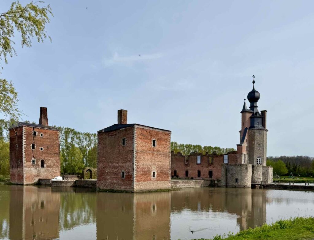 Wallonie-chateau-des-Ducs-d-Havre-entoure-d-eau