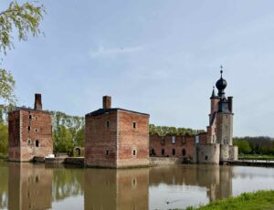 Wallonie-chateau-des-Ducs-d-Havre-entoure-d-eau