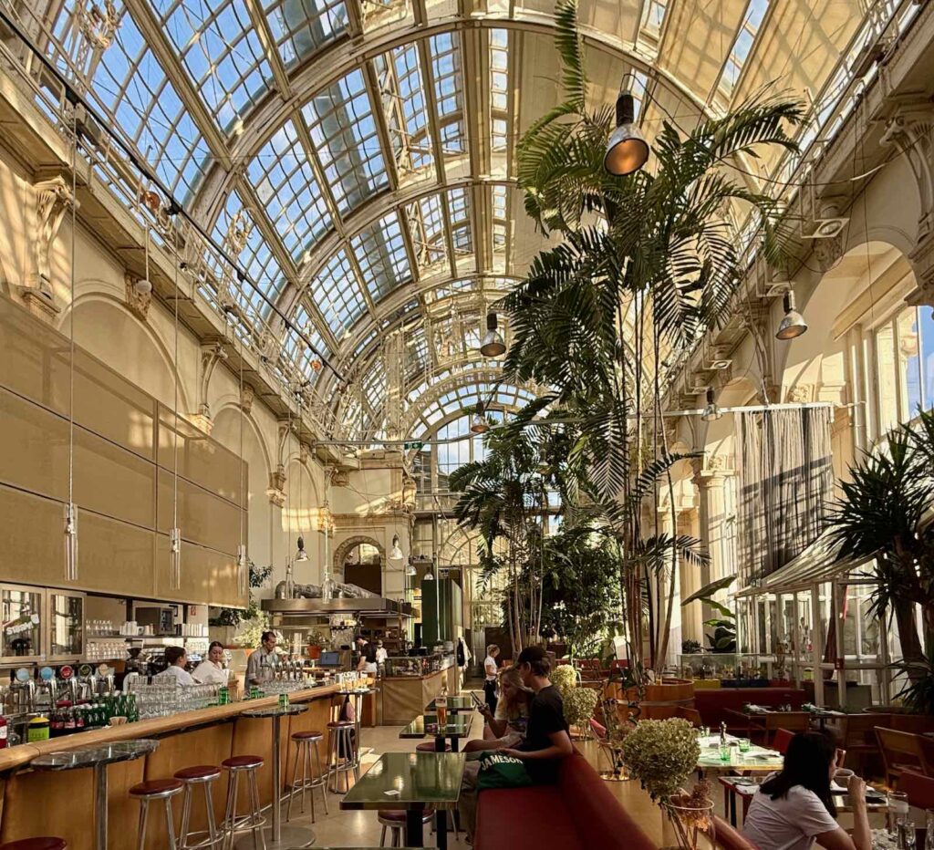 Cafés-viennois-Palmenhaus-interieur