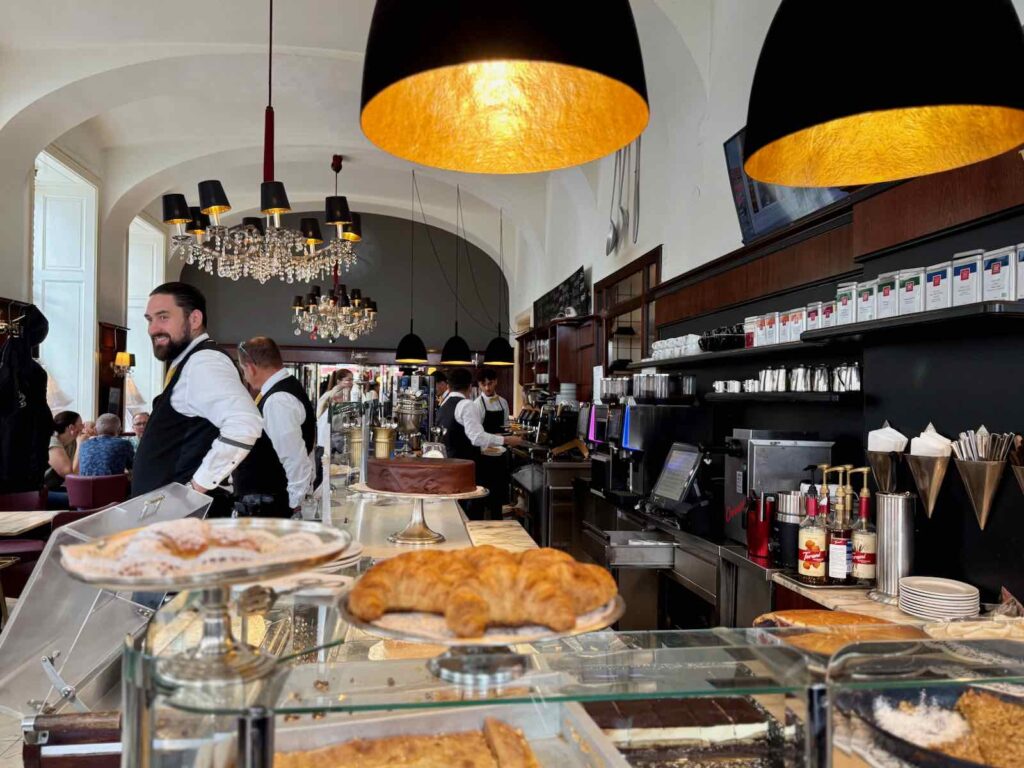 Cafés-viennois-cafe-Diglas-comptoir