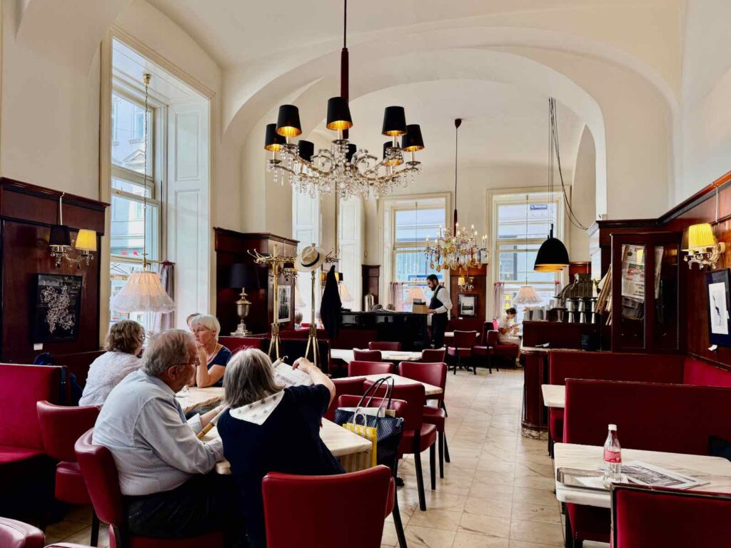 Cafés-viennois-cafe-Diglas-salle
