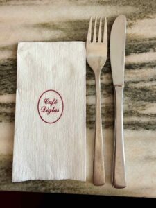 Cafés-viennois-cafe-Diglas-serviette-et-couvert