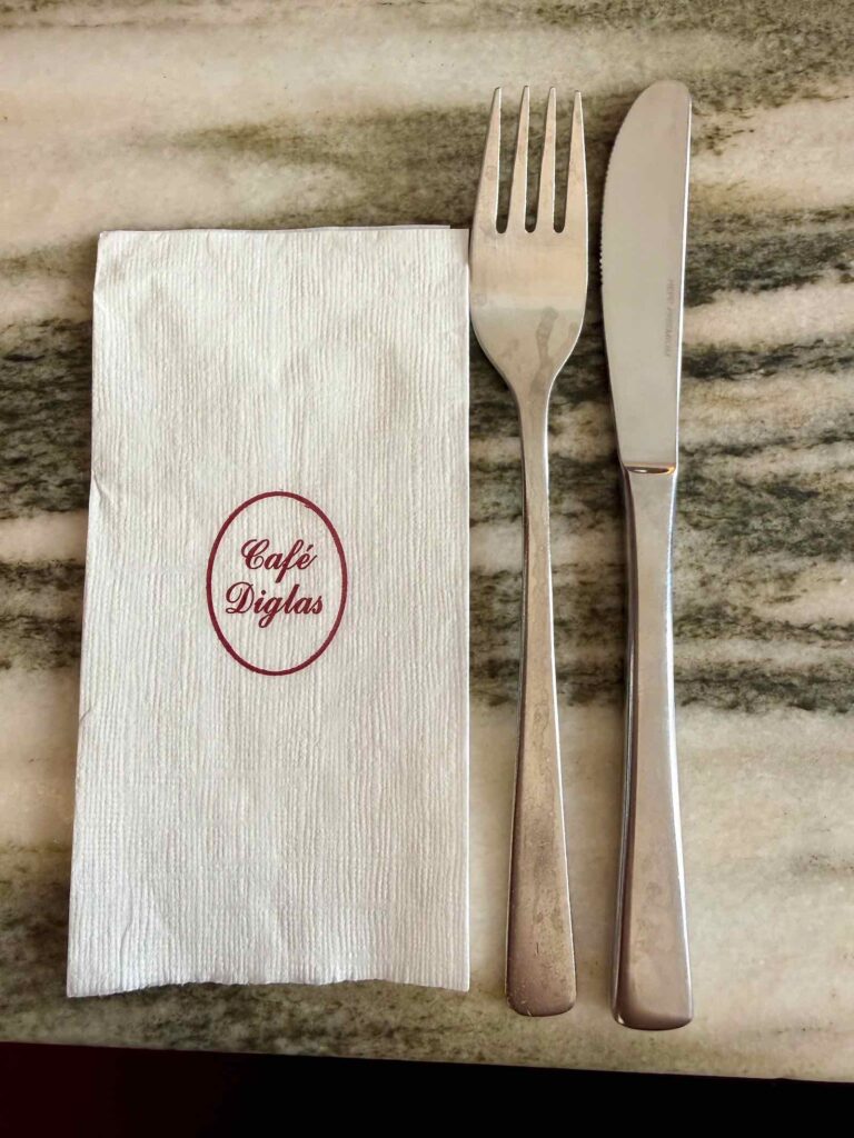 Cafés-viennois-cafe-Diglas-serviette-et-couvert