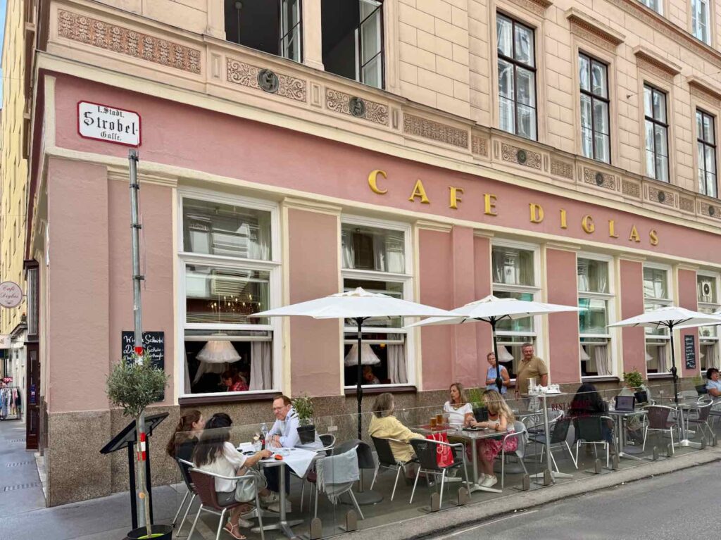 Cafés-viennois-cafe-Diglas-terrasse