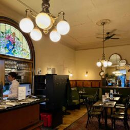Cafés-viennois-cafe-Goldegg-salle-avec-vitrail
