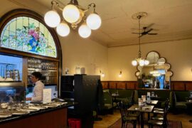 Cafés-viennois-cafe-Goldegg-salle-avec-vitrail