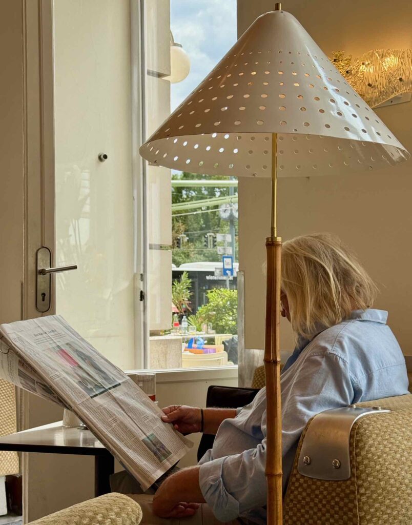 Cafés-viennois-cafe-Pruckel-lecteur-journal