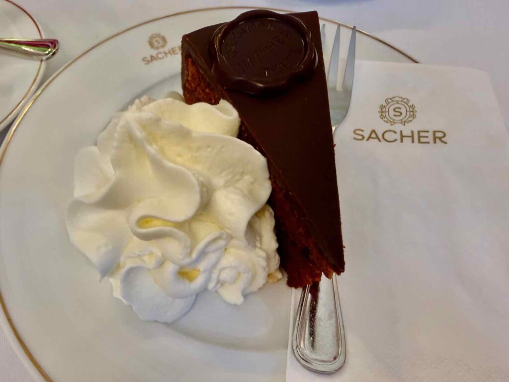 Cafés-viennois-cafe-Sacher-Sacher-torte