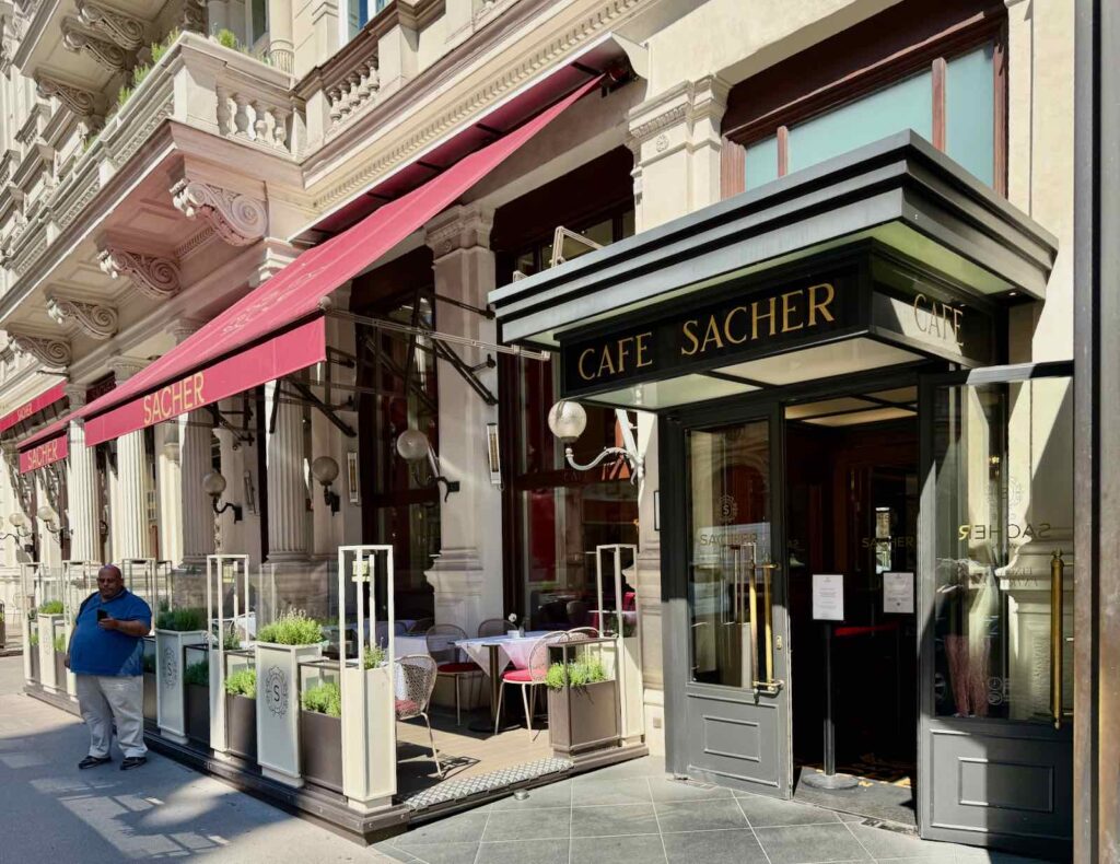 Cafés-viennois-cafe-Sacher-exterieur