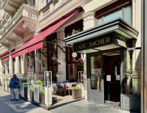 Cafés-viennois-cafe-Sacher-exterieur