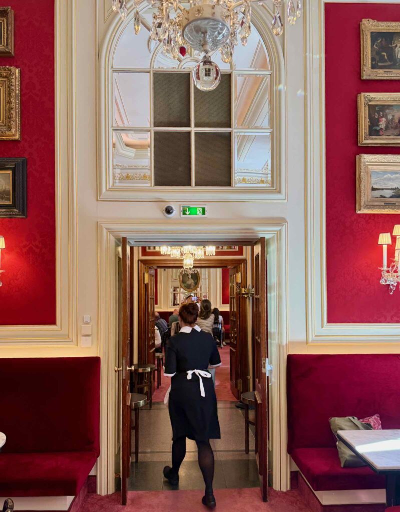 Cafés-viennois-cafe-Sacher-interieur