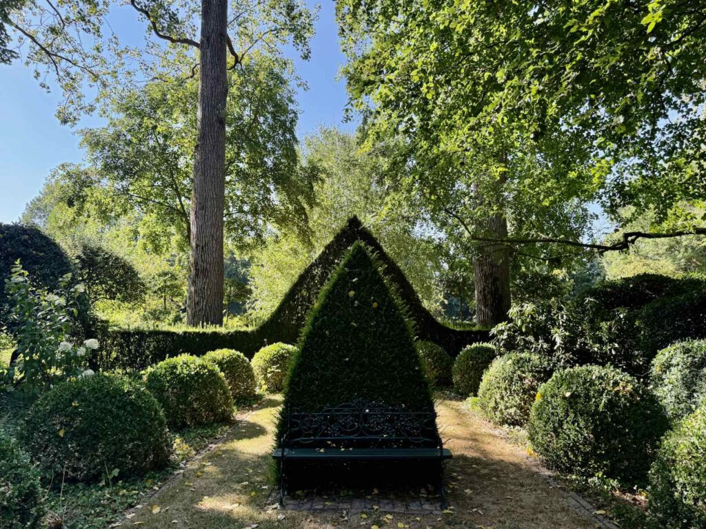 Les-Jardins-de-Maizicourt-buis-et-banc