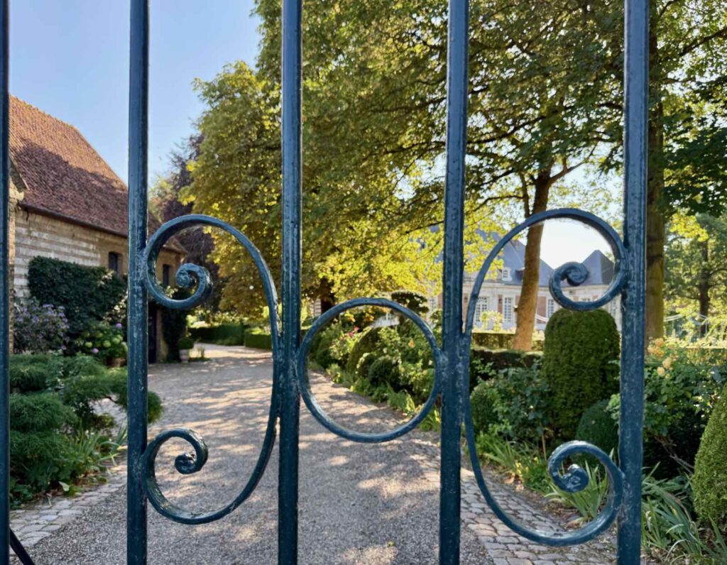 Les-Jardins-de-Maizicourt-derriere-la-grille