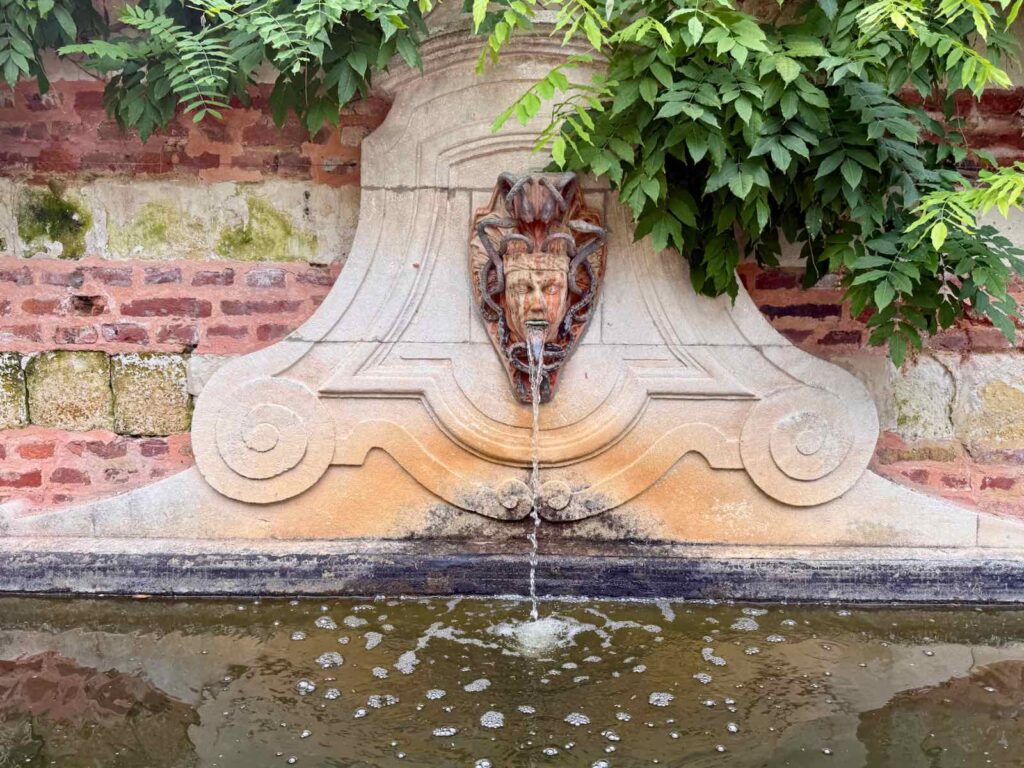Les-Jardins-de-Maizicourt-fontaine