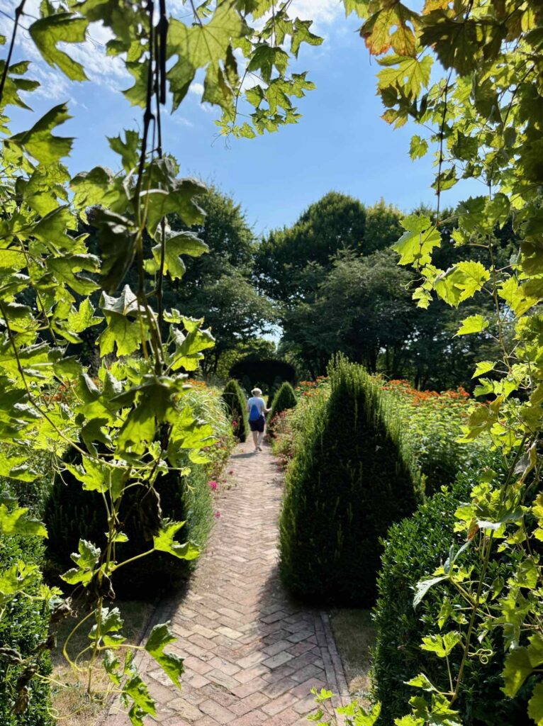 Les-Jardins-de-Maizicourt-pres-du-pigeonnier