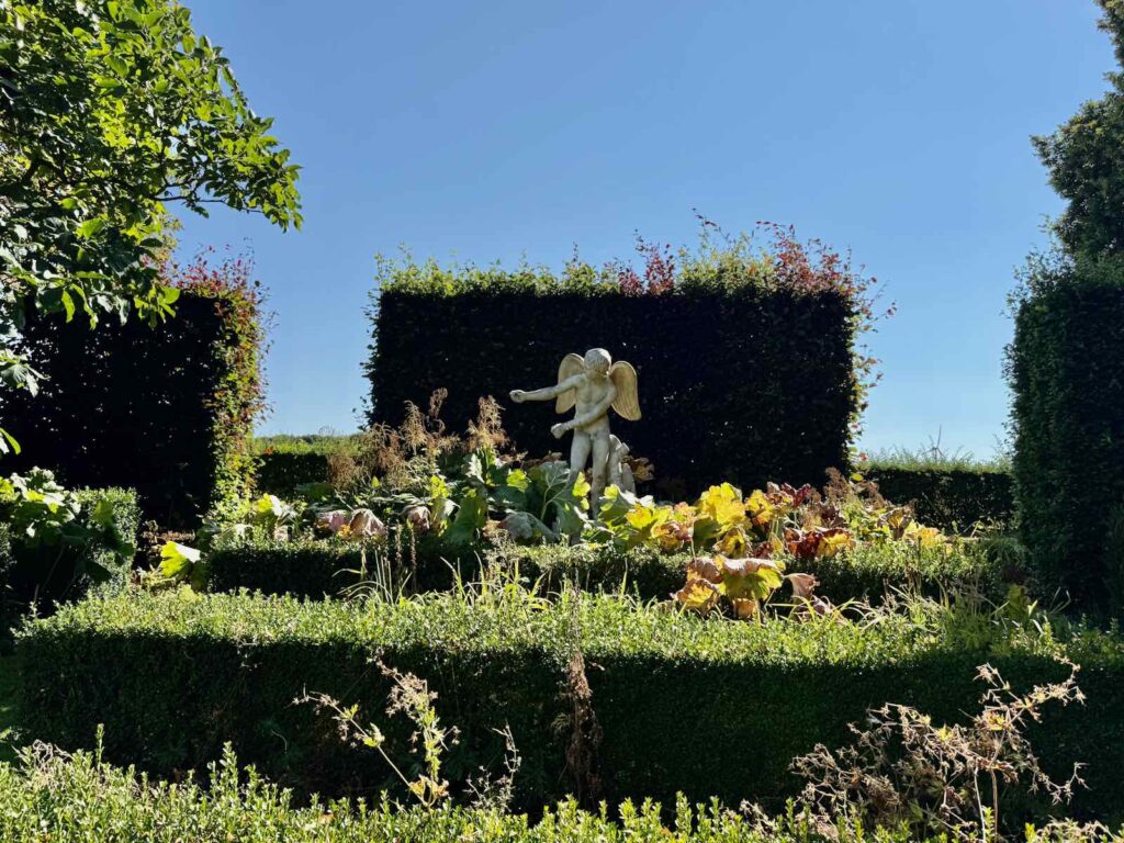Les-Jardins-de-Maizicourt-statue-angelot