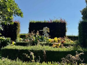Les-Jardins-de-Maizicourt-statue-angelot