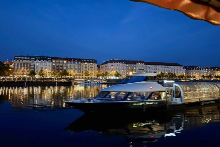 Prague-Vltava-la-nuit