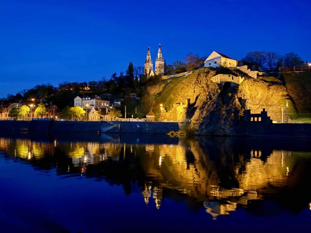 Prague-Vltava-la-nuit-deux