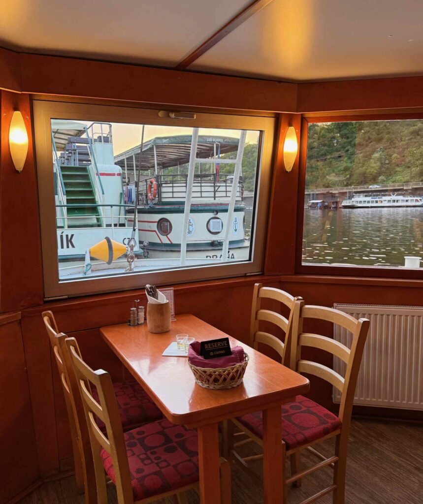 Prague-croisiere-sur-la-Vltava-Boats4you-table
