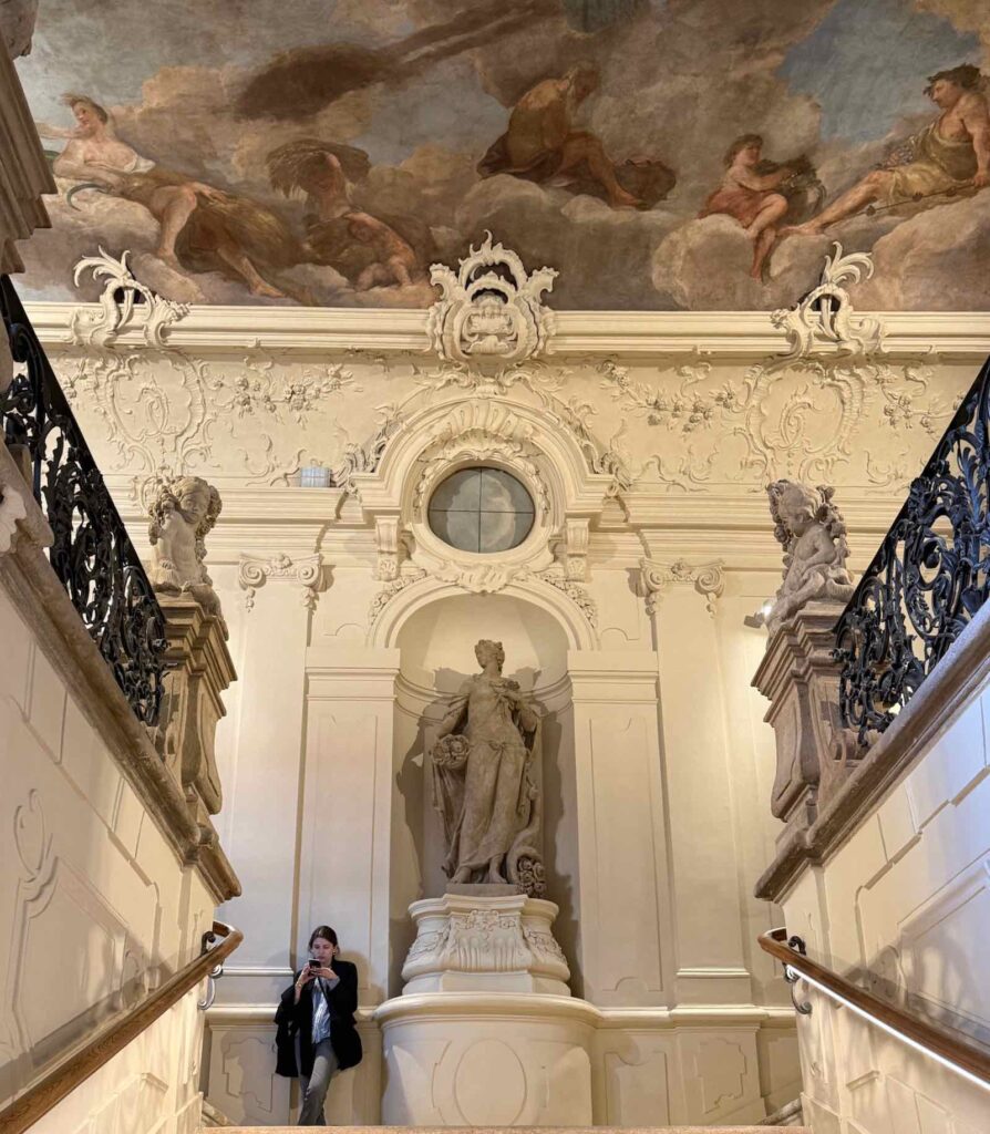 Prague-palais-Savarin-musee-de-la-fondation-Mucha-escalier