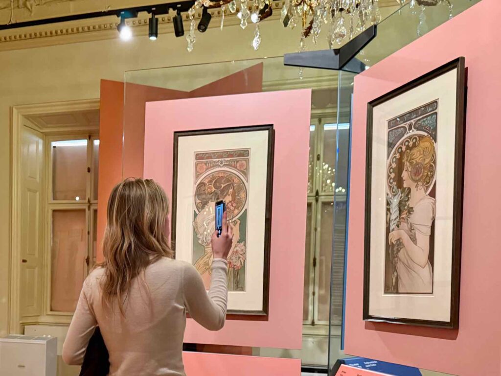 Prague-palais-Savarin-musee-de-la-fondation-Mucha-femme-devant-affiches