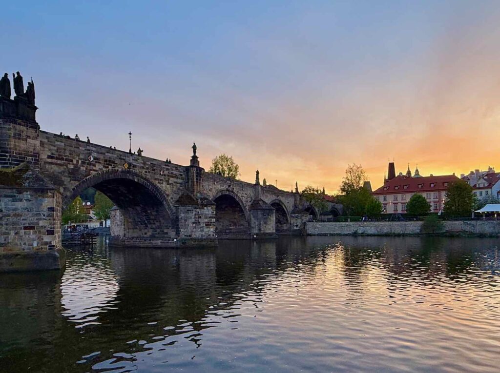 Prague-pont-Charles-crepuscule