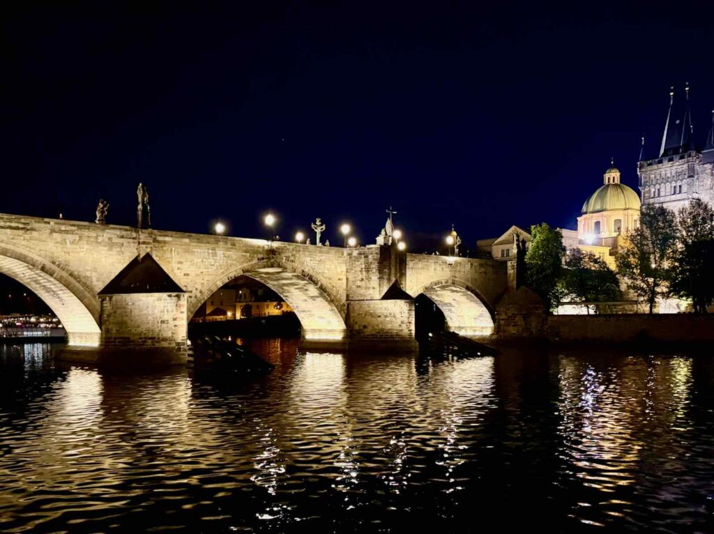 Prague-pont-illumine-sur-la-Vltava