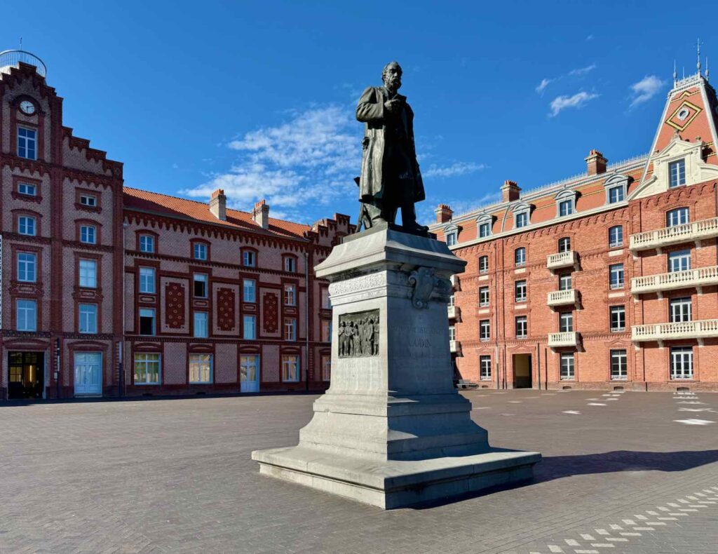 Familistere-de-Guise-pavillon-central-et-statue-Godin