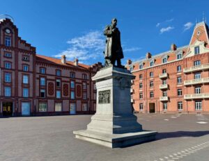 Familistere-de-Guise-pavillon-central-et-statue-Godin