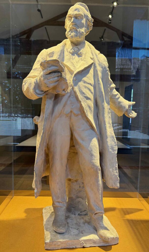 Familistere-de-Guise-statue-Jean-Baptiste-Godin