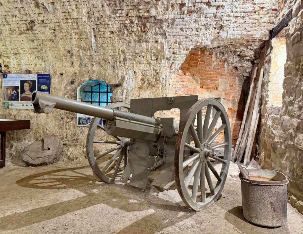 Guise-chateau-fort-canon-francais-modele-1897